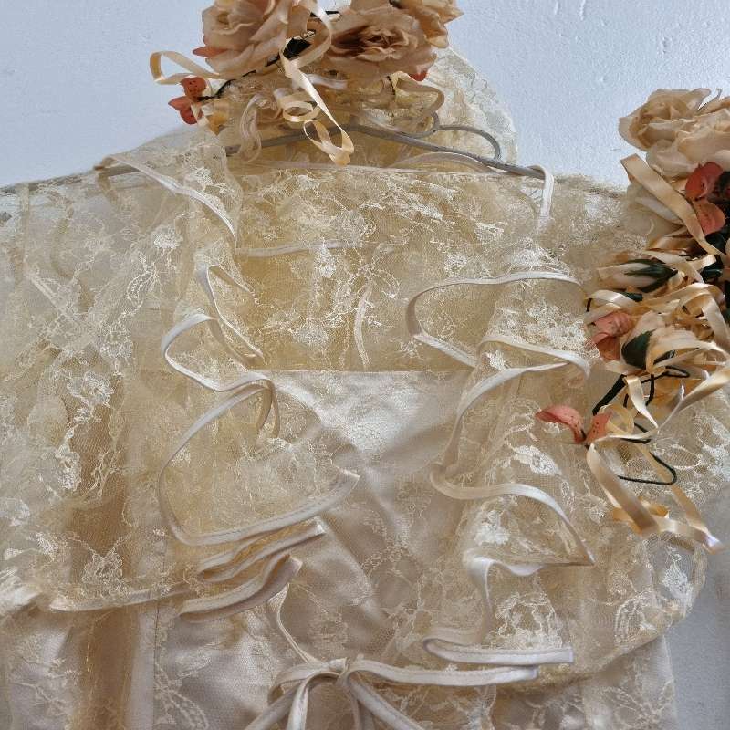 Beautiful Vintage Wedding Dress with lace veil and matching lace jacket - Size Small