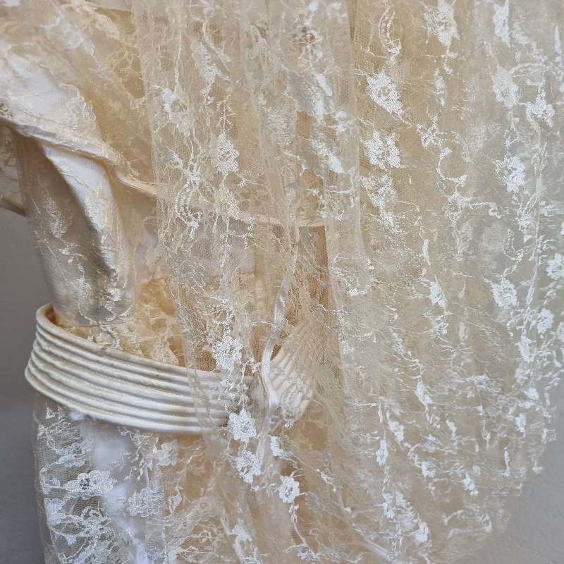 Beautiful Vintage Wedding Dress with lace veil and matching lace jacket - Size Small