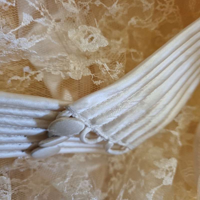 Beautiful Vintage Wedding Dress with lace veil and matching lace jacket - Size Small