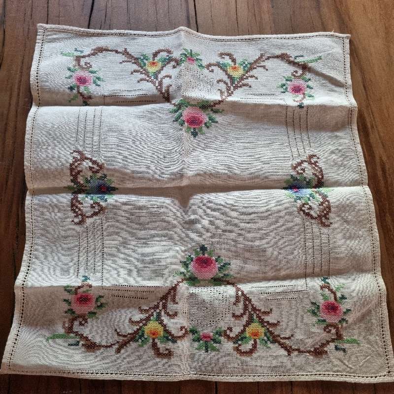 Vintage Embroidered Tea Tray Cloth - Just Beautiful!!