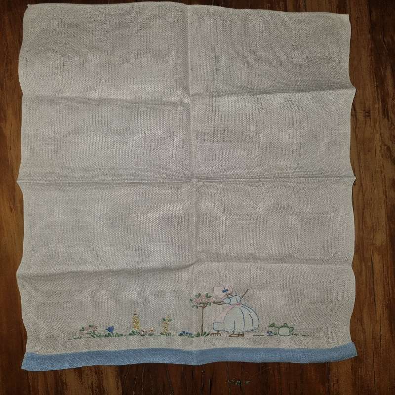 Beautiful Vintage Kitchen Cloth with Embroidery detail