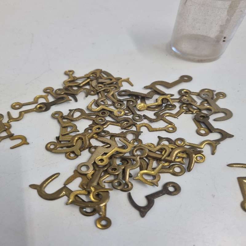 70 x Small Brass Side Hooks - Closure for boxes