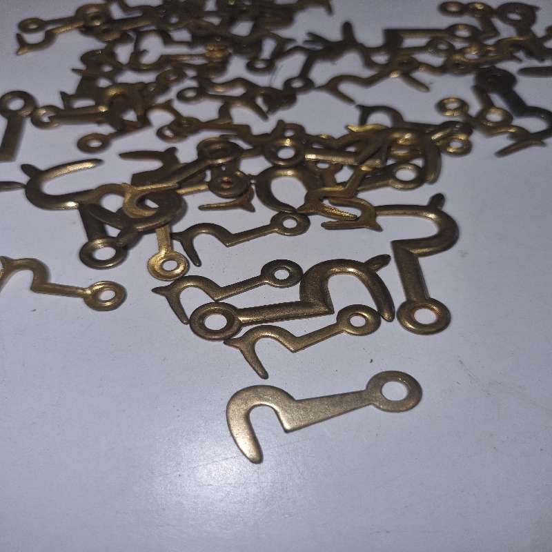 70 x Small Brass Side Hooks - Closure for boxes