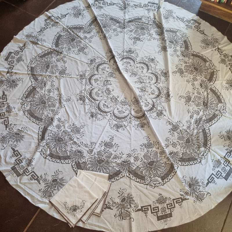 Vintage Italian Hand Print Round Tablecloth with 4 matching fabric napkins - Diameter 2.15m