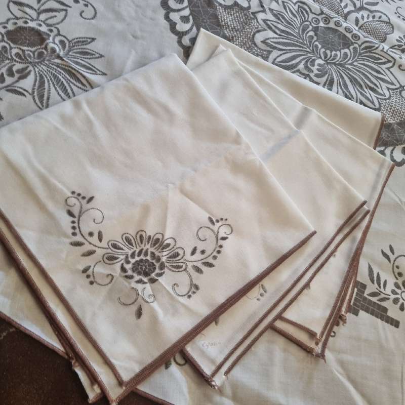 Vintage Italian Hand Print Round Tablecloth with 4 matching fabric napkins - Diameter 2.15m