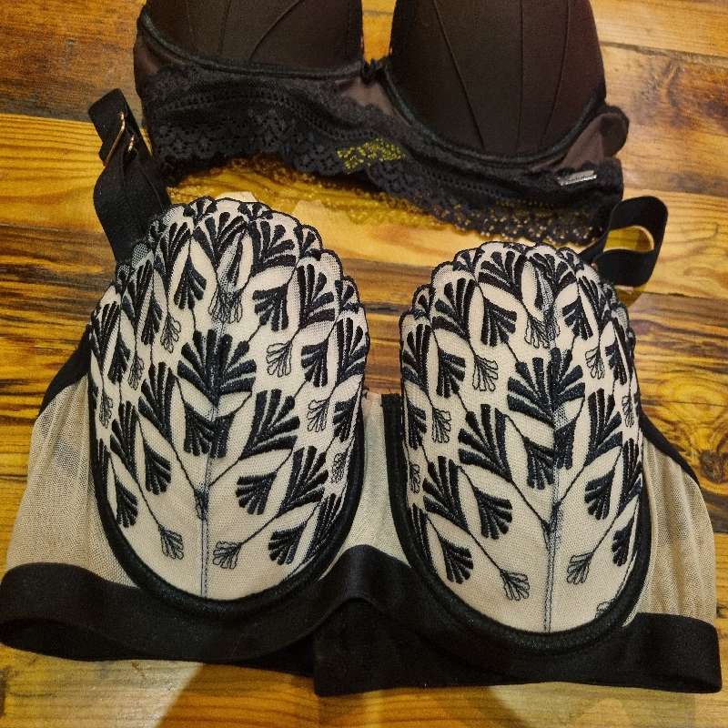 2 x Wonderbra - Excellent condition - Both Size 36B