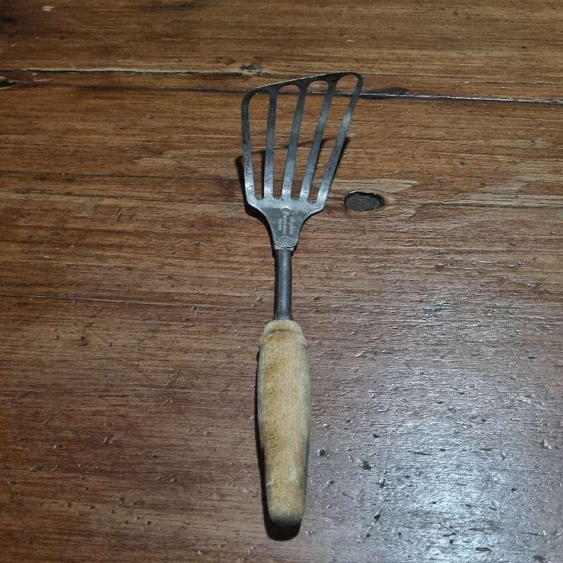 Vintage Skyline Kitchen tool with wooden handle - Kitchenalia