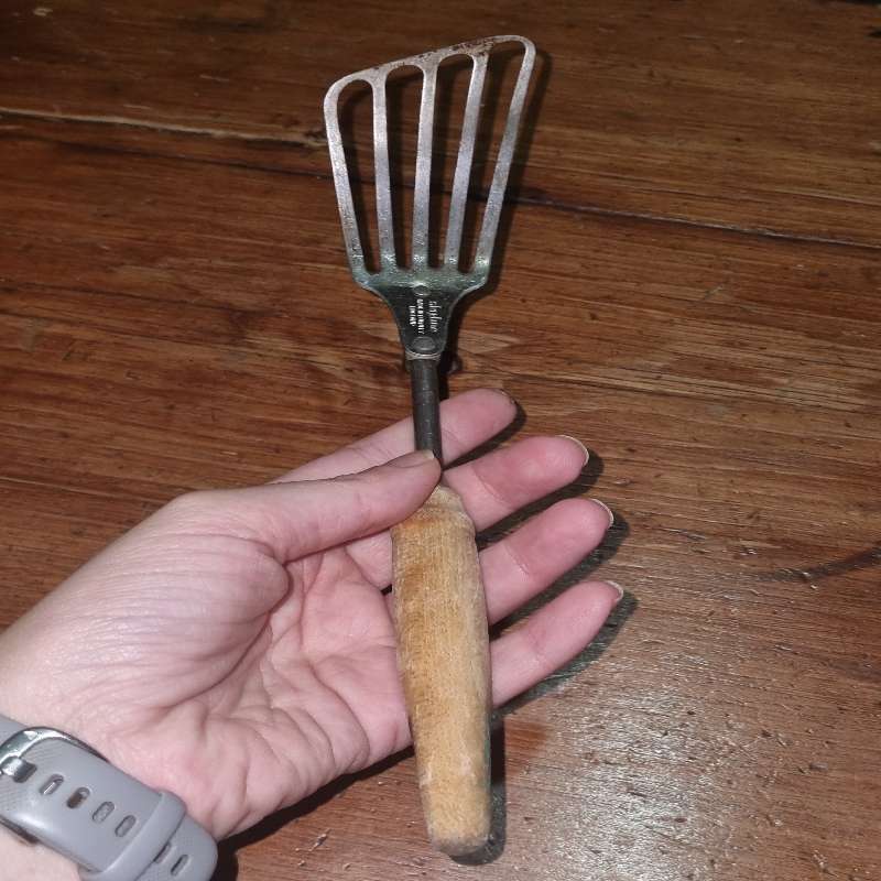 Vintage Skyline Kitchen tool with wooden handle - Kitchenalia