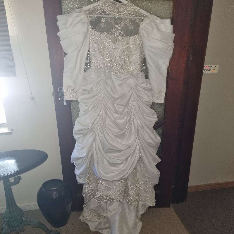 Beautiful Wedding Dress with great detail - Size S
