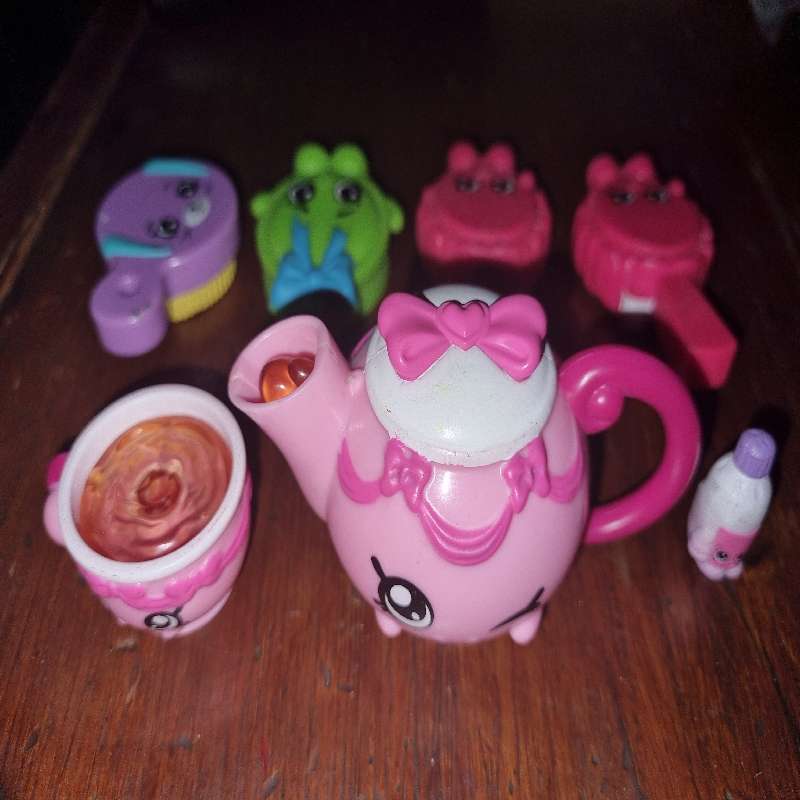 7 x Collectible Shopkins Figurines / Toys