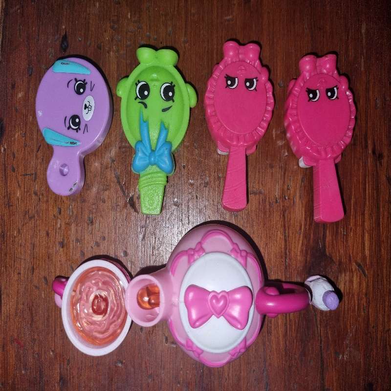 7 x Collectible Shopkins Figurines / Toys