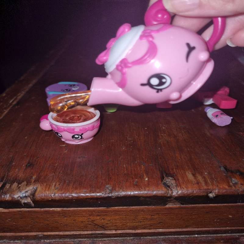 7 x Collectible Shopkins Figurines / Toys