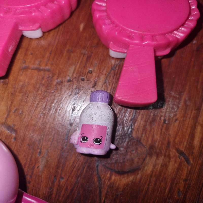 7 x Collectible Shopkins Figurines / Toys