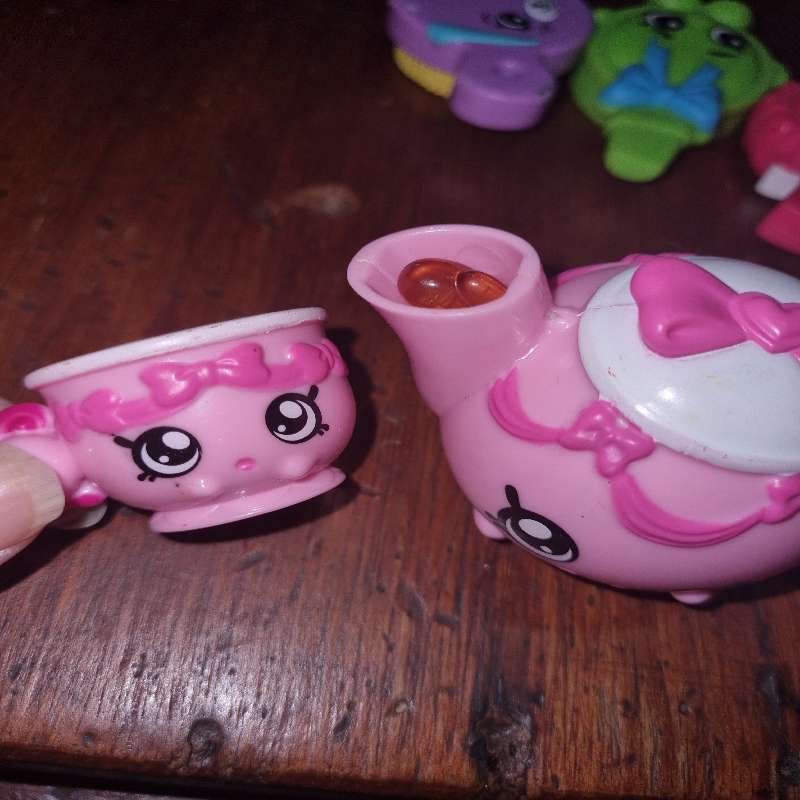 7 x Collectible Shopkins Figurines / Toys