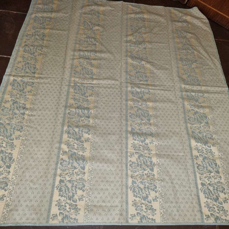 Beautiful Tablecloth - Great Quality - Size - 1.35m x 1.95m