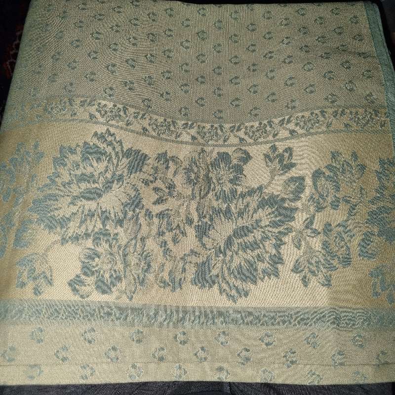 Beautiful Tablecloth - Great Quality - Size - 1.35m x 1.95m
