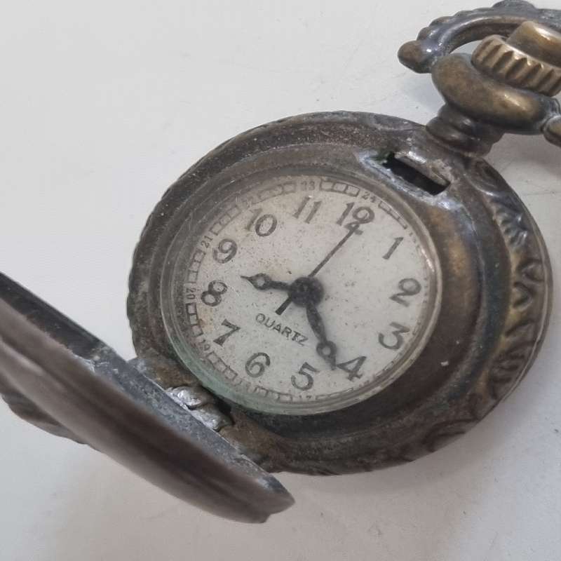 Small pocket watch - Diameter - 2.5cm - Selling as is