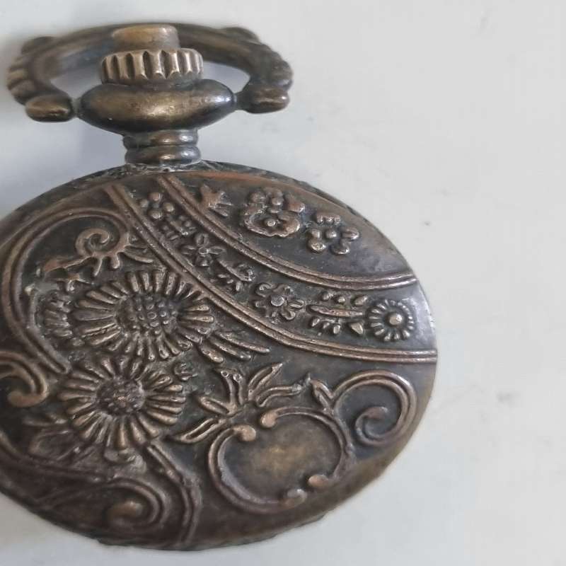 Small pocket watch - Diameter - 2.5cm - Selling as is