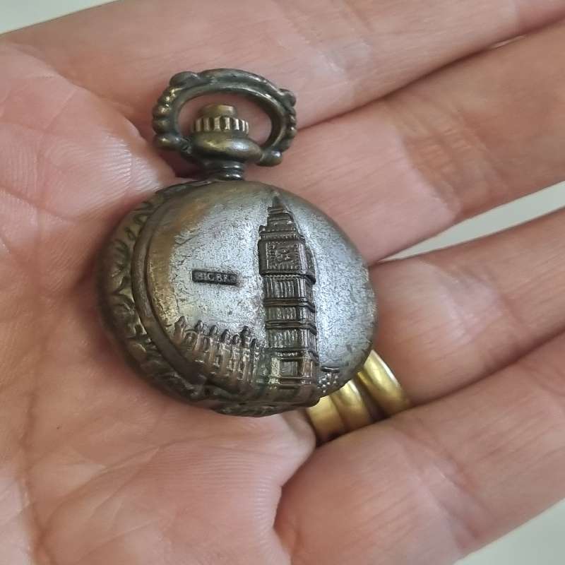 Small pocket watch - Diameter - 2.5cm - Selling as is