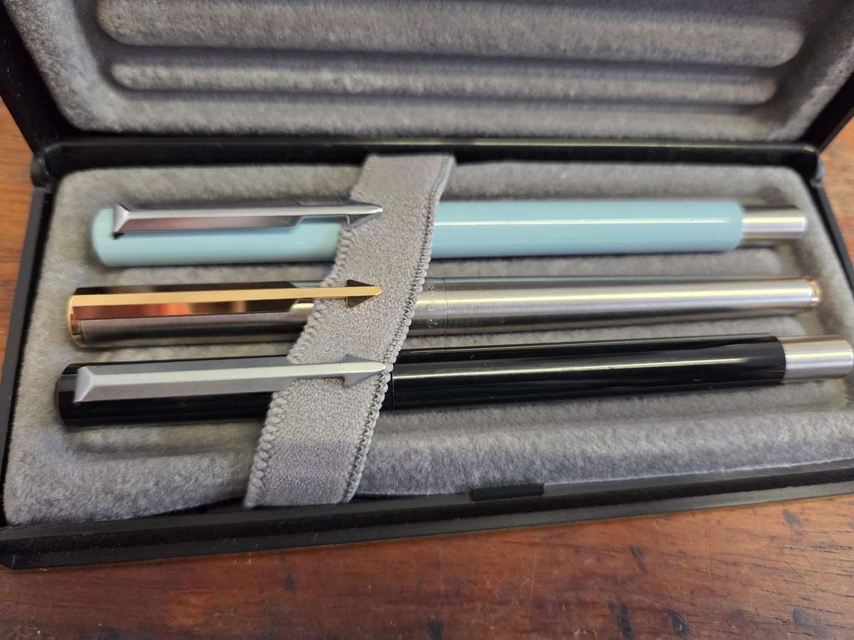 3 x Vintage Parker Pens - 2 needs refills - In Parker box
