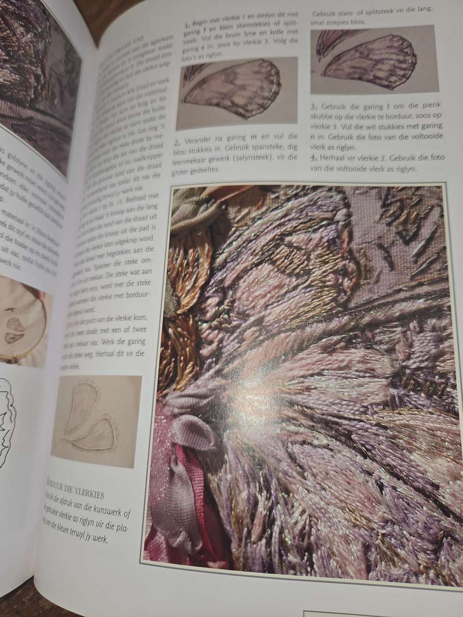 Blommefeetjies in lintborduur & stumpwerk - Di van Niekerk