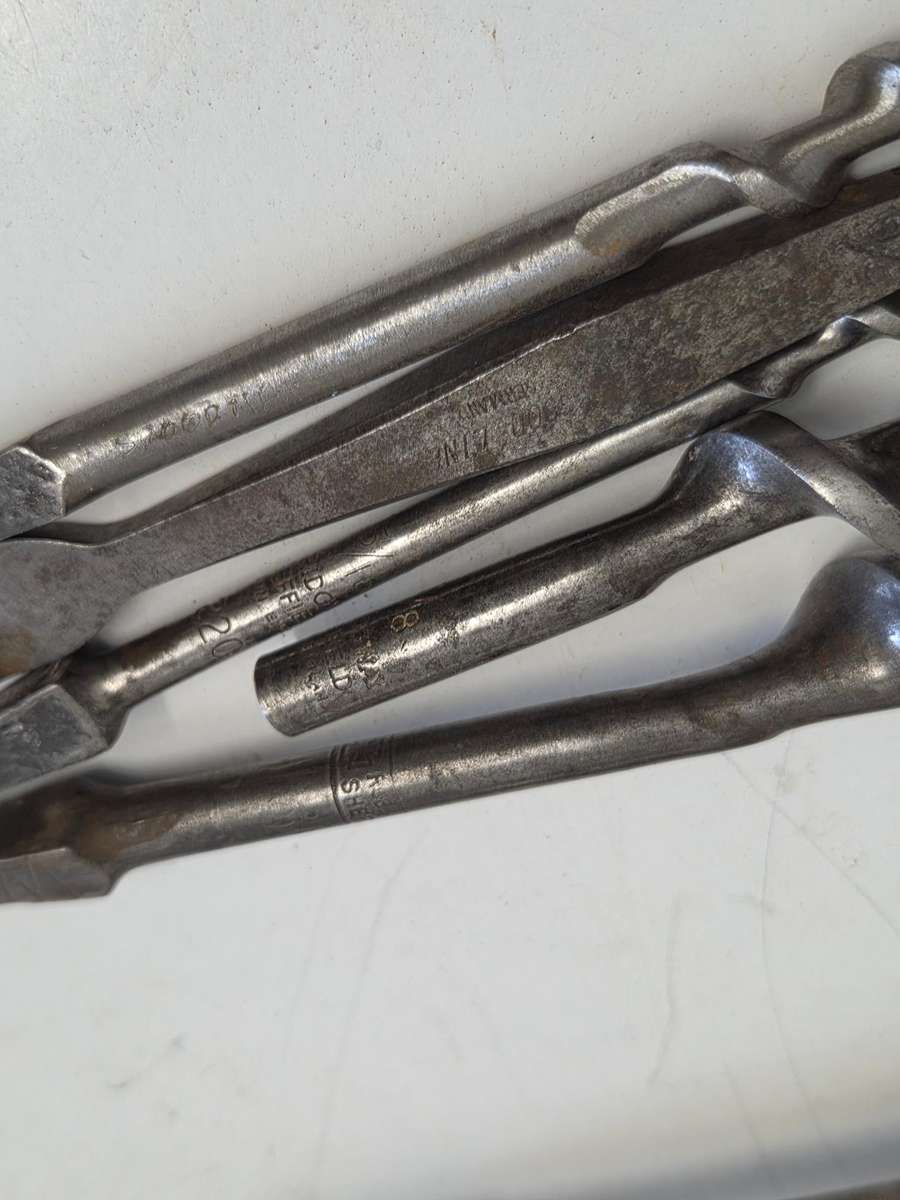 Vintage tin filled with vintage drill bits - see pictures