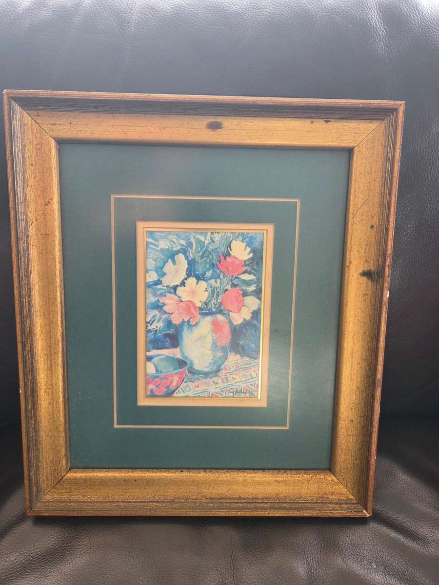 Beautiful Floral framed print Size 30cm x 34.5cm Frame shows some minor imperfections, still a beaut