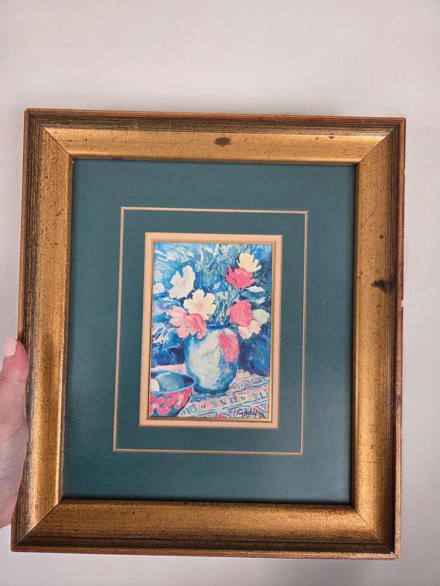 Beautiful Floral framed print Size 30cm x 34.5cm Frame shows some minor imperfections, still a beaut