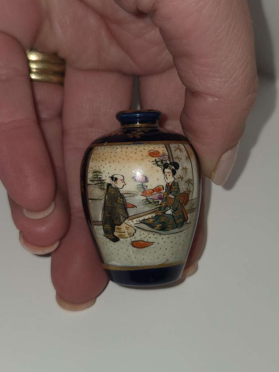 Small Antique Japanese miniature vase in the Satsuma style - Height - 4.5cm