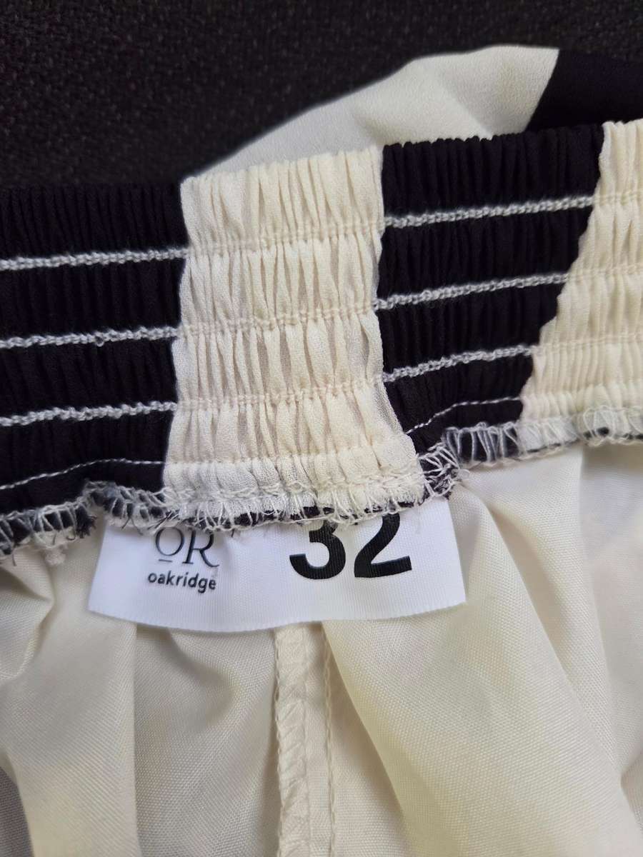 Beautiful Black and White skirt - Size 32