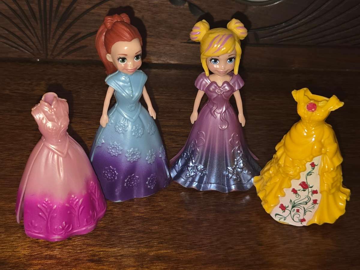 2 x Disney Princess Magiclip dolls with changeable dresses