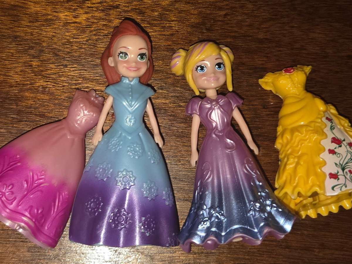2 x Disney Princess Magiclip dolls with changeable dresses