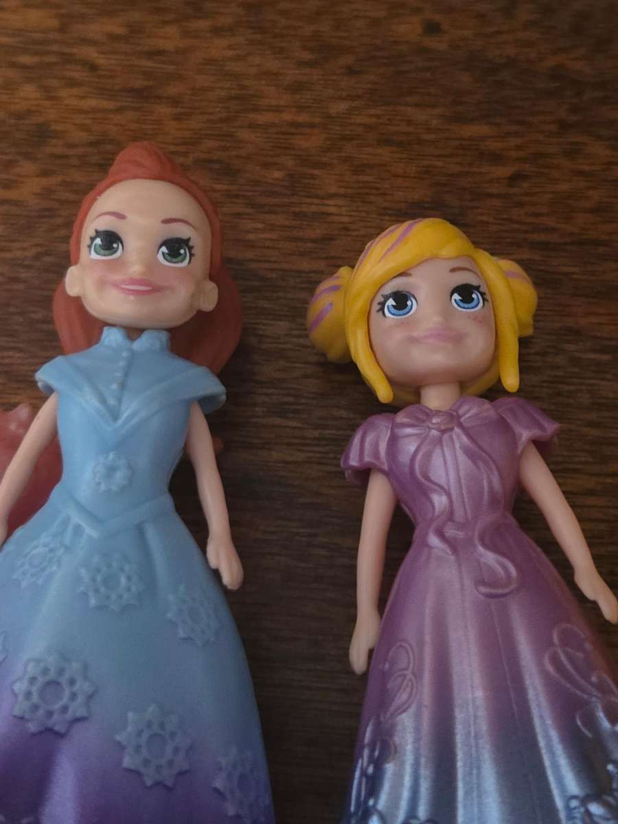 2 x Disney Princess Magiclip dolls with changeable dresses