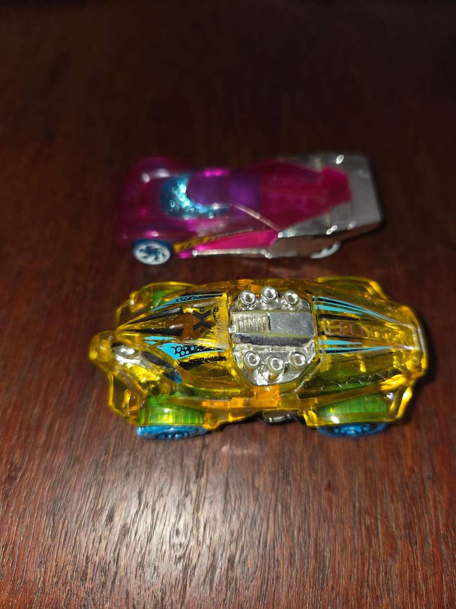 2 x Hotwheel cars