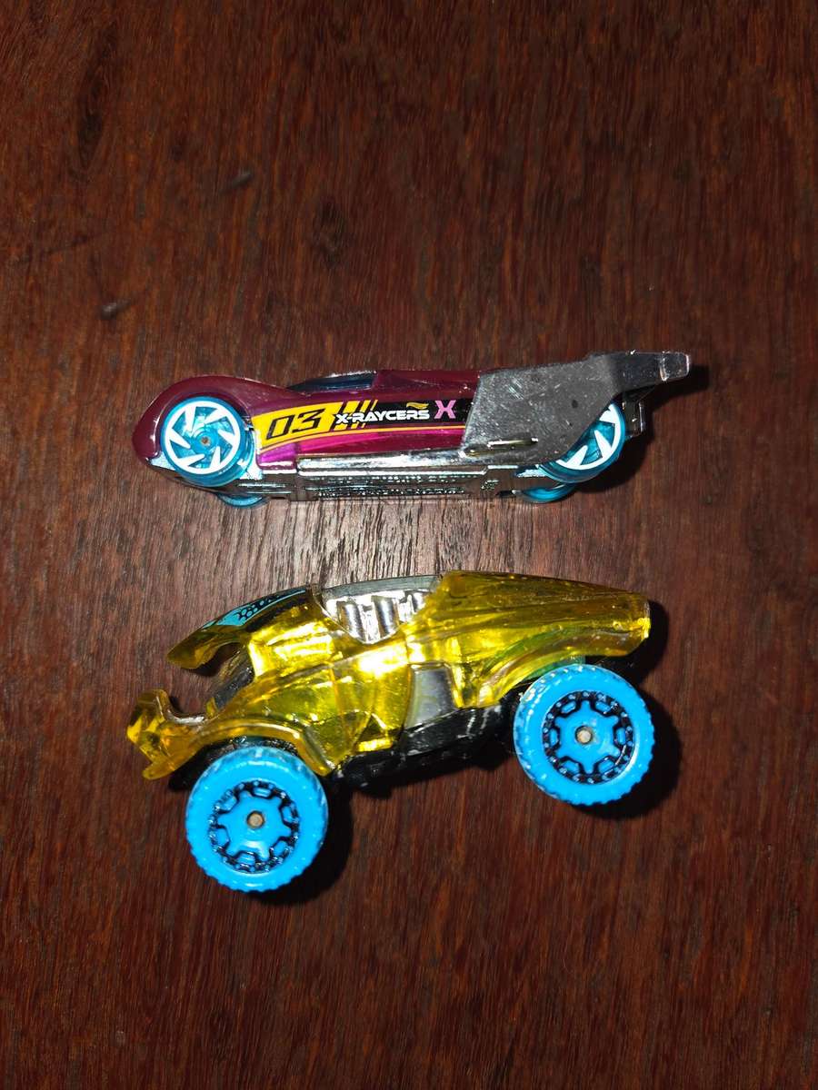 2 x Hotwheel cars