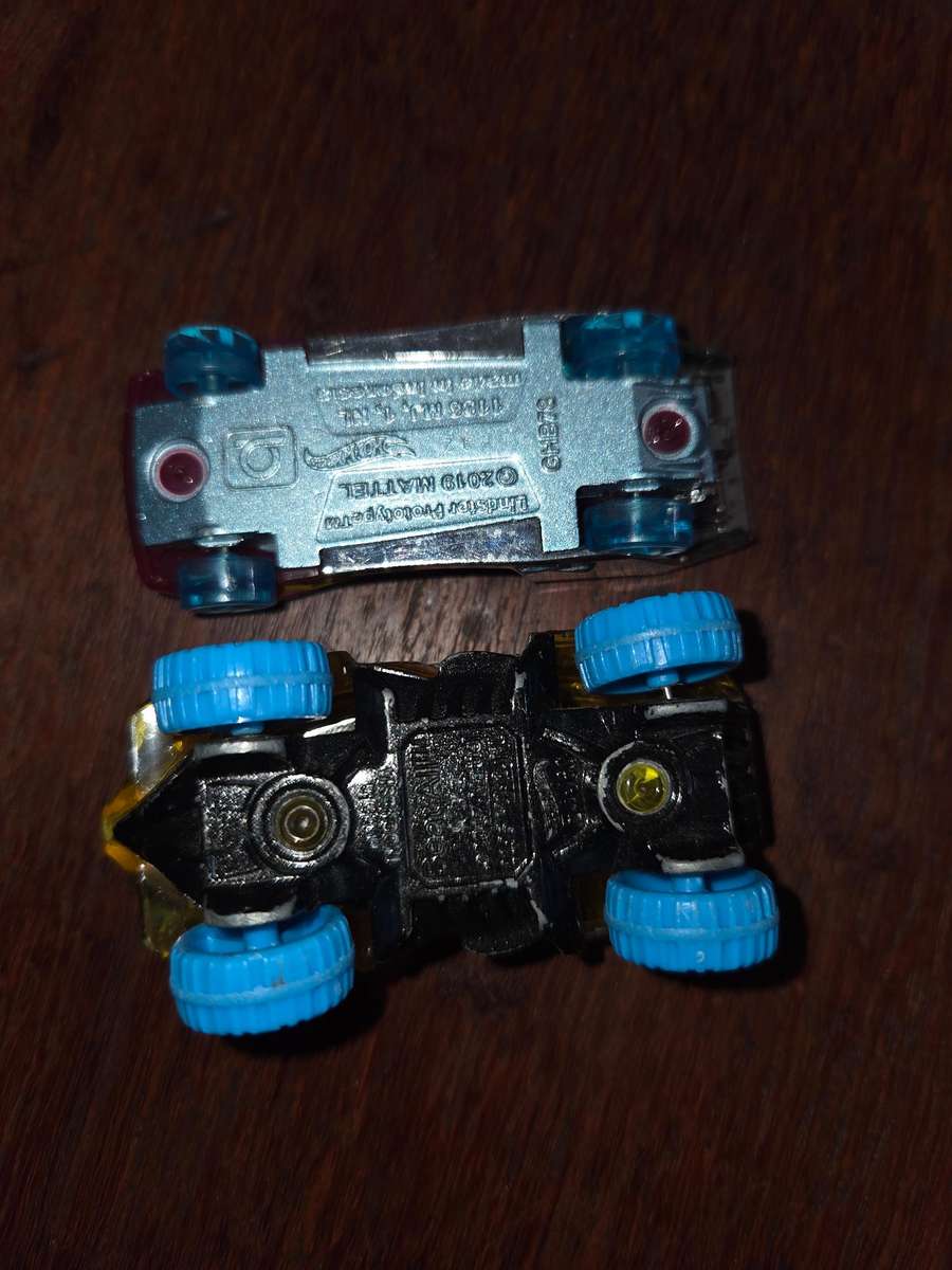 2 x Hotwheel cars