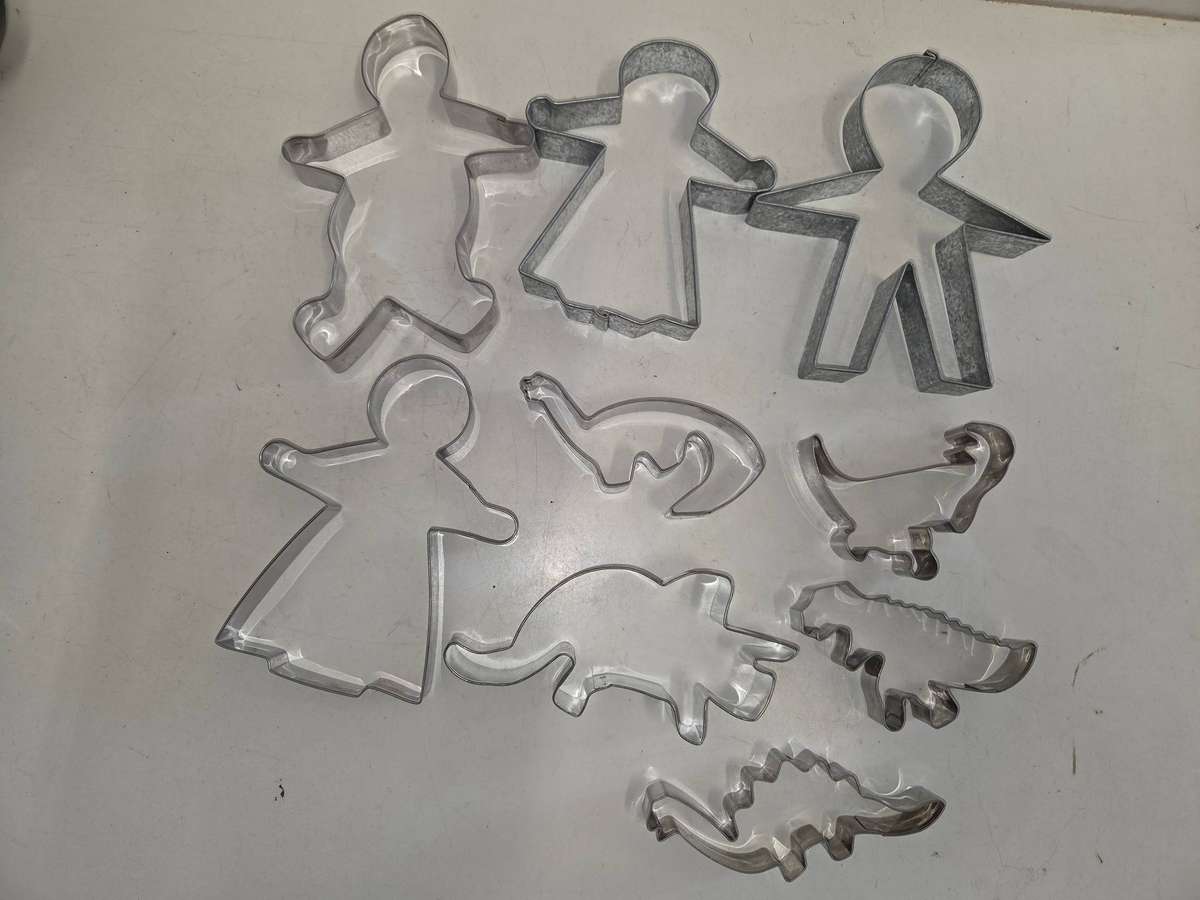 9 x Metal cookie cutters Angel, Gingerbread man and dinosaurs