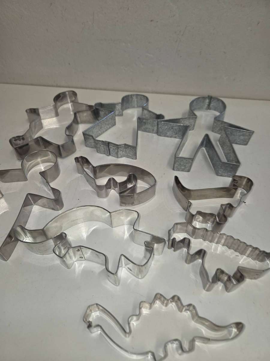 9 x Metal cookie cutters Angel, Gingerbread man and dinosaurs