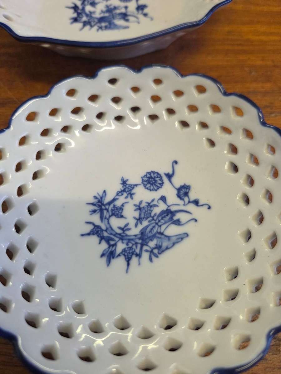 2 x Small Vintage Blue and White Dishes - Diameter - 11.5cm and 13.5cm x 10.5cm