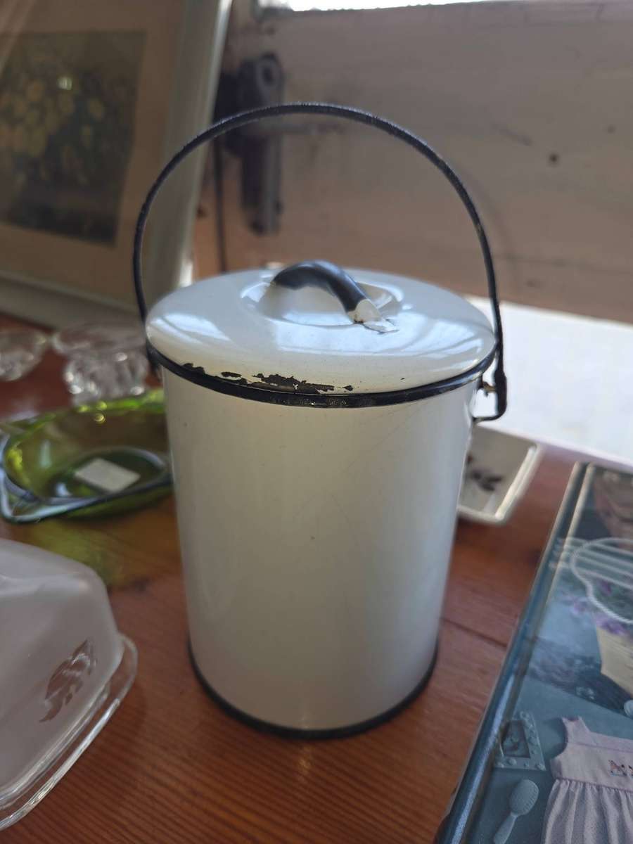 Beautiful Vintage Enamel Billy can with lid and handle - Height - 15cm