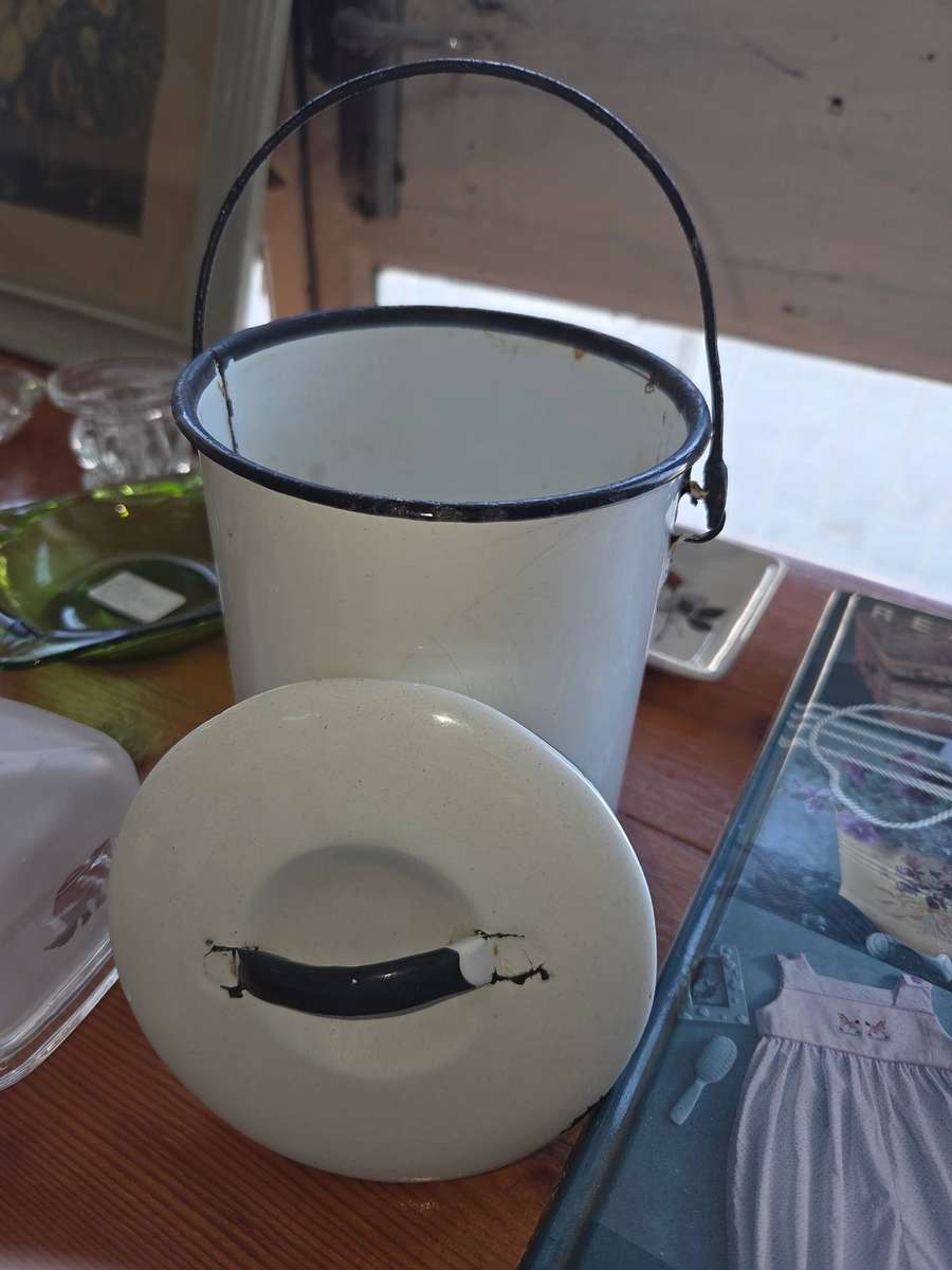 Beautiful Vintage Enamel Billy can with lid and handle - Height - 15cm