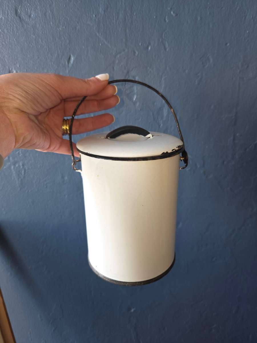 Beautiful Vintage Enamel Billy can with lid and handle - Height - 15cm