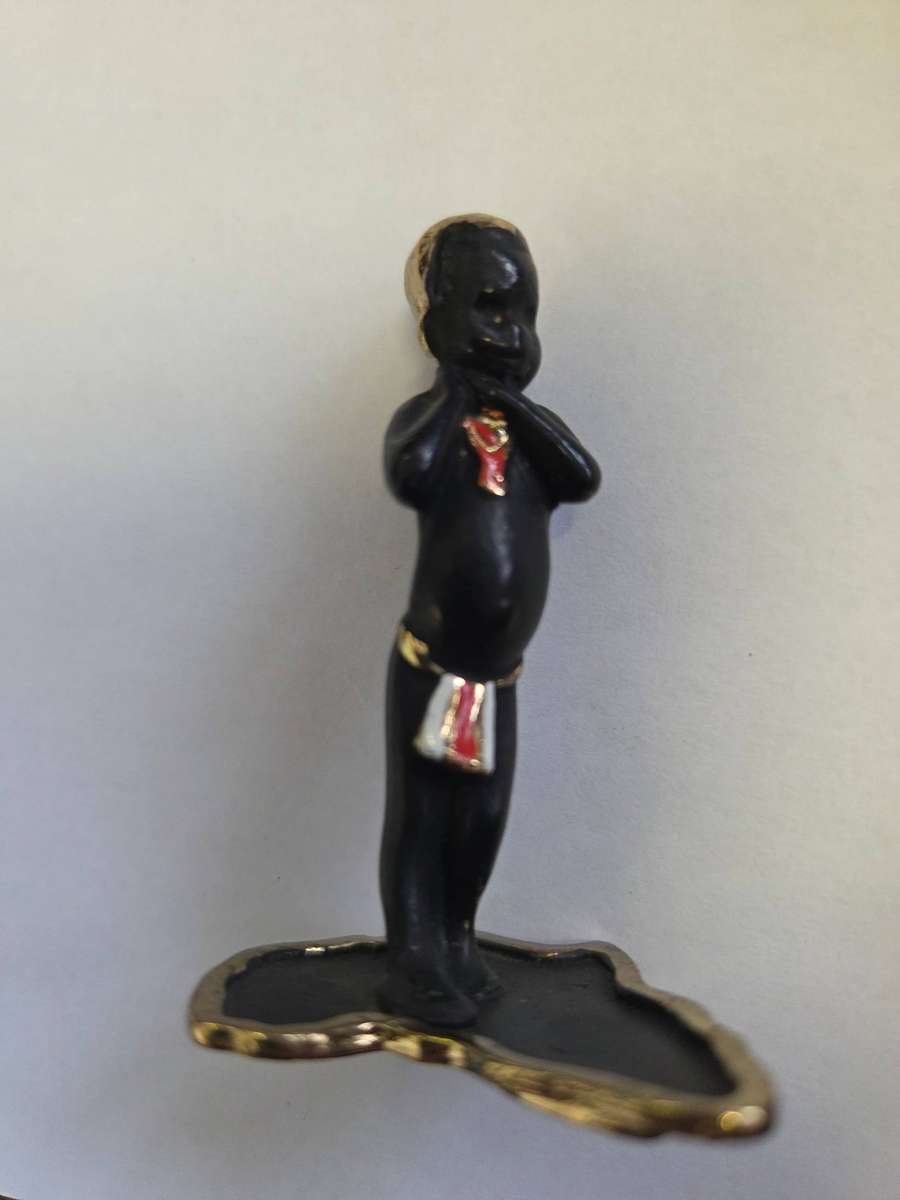 Metal figurine of African person on map of Africa - Height - 6.7cm