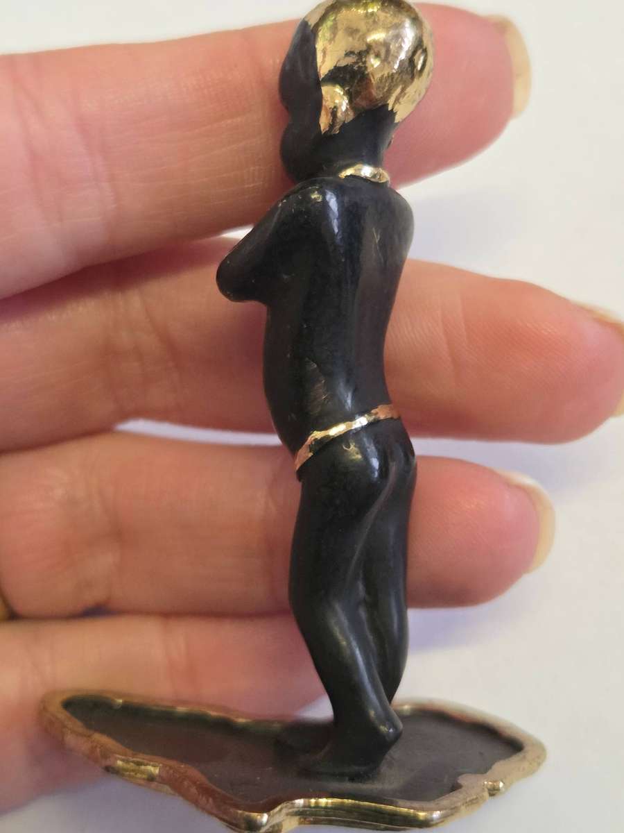 Metal figurine of African person on map of Africa - Height - 6.7cm