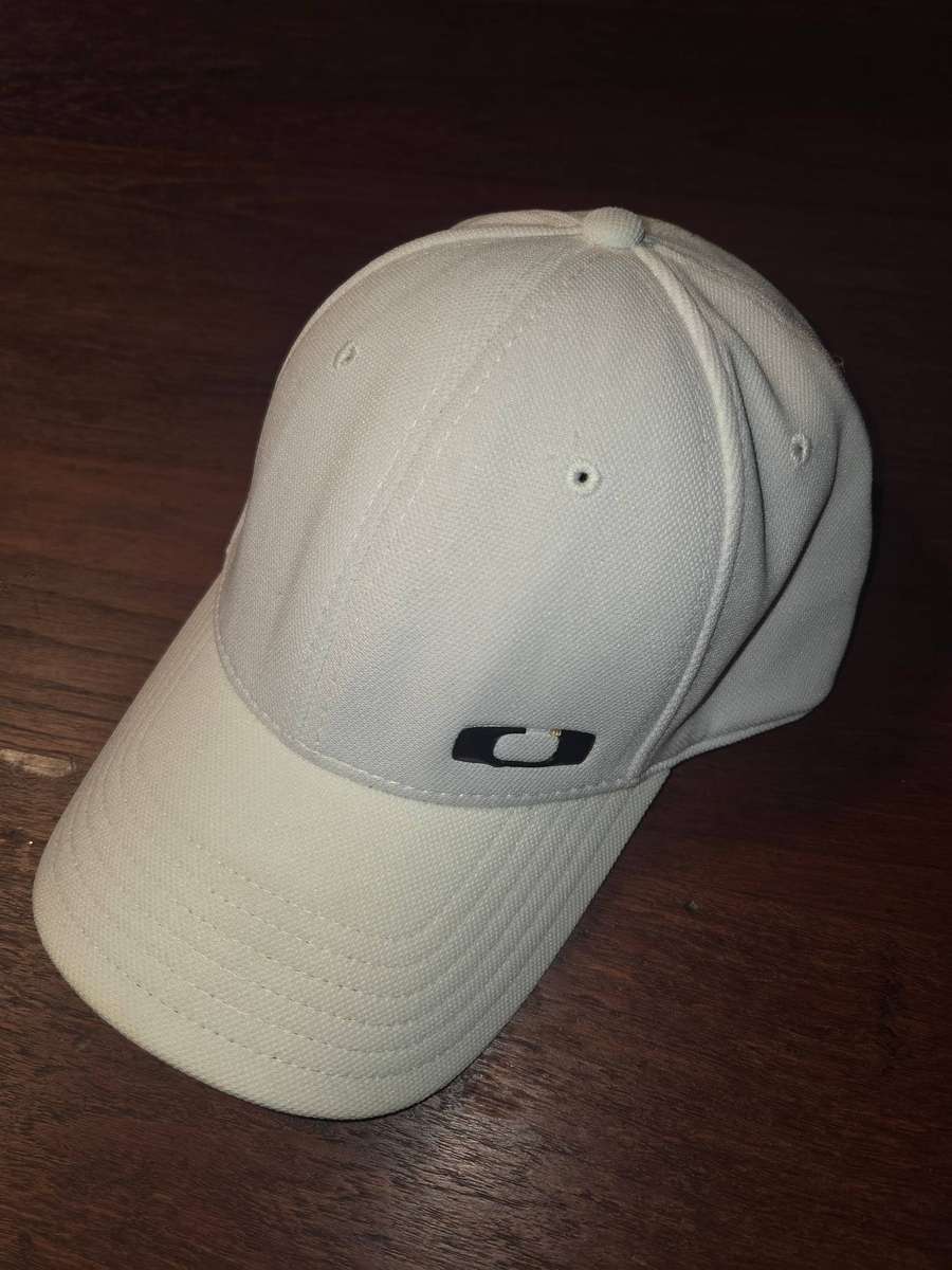 Whire Oakley cap - Size L/XL