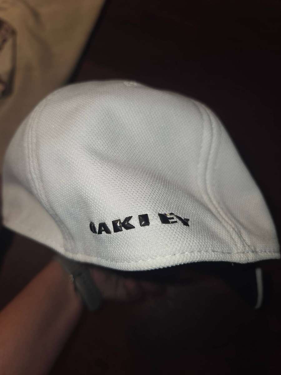 Whire Oakley cap - Size L/XL