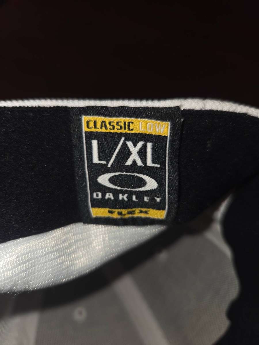 Whire Oakley cap - Size L/XL