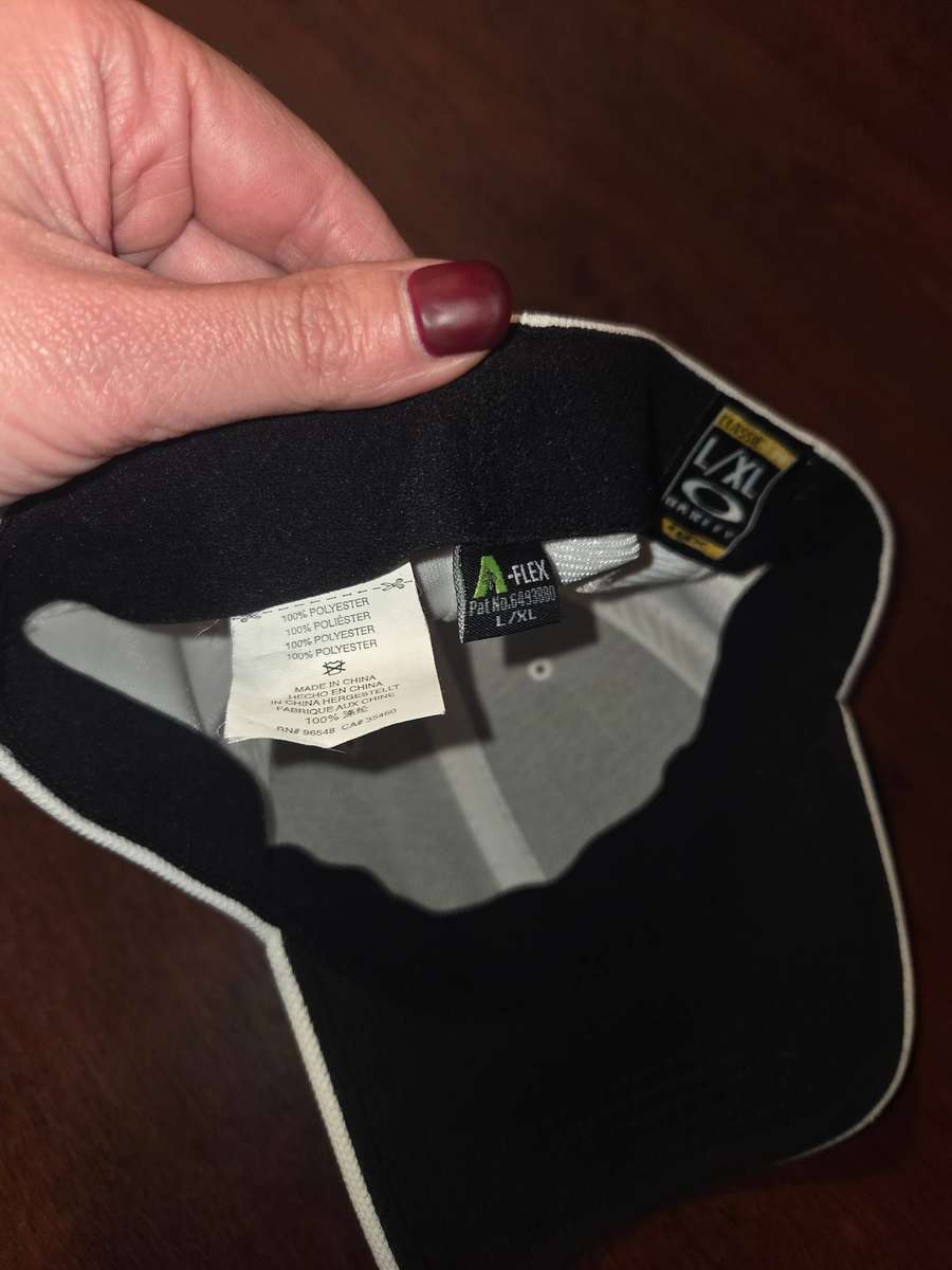 Whire Oakley cap - Size L/XL