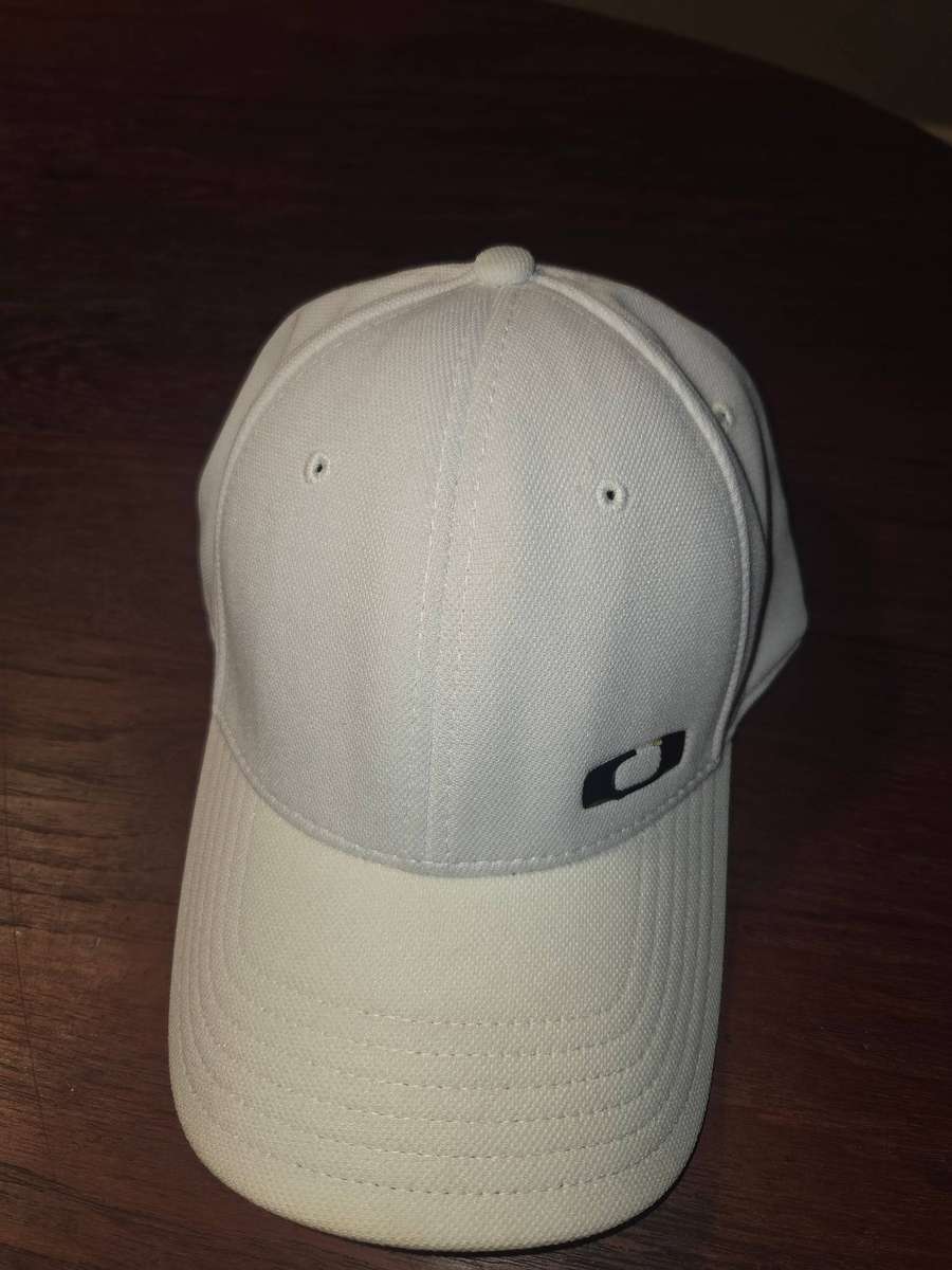 Whire Oakley cap - Size L/XL