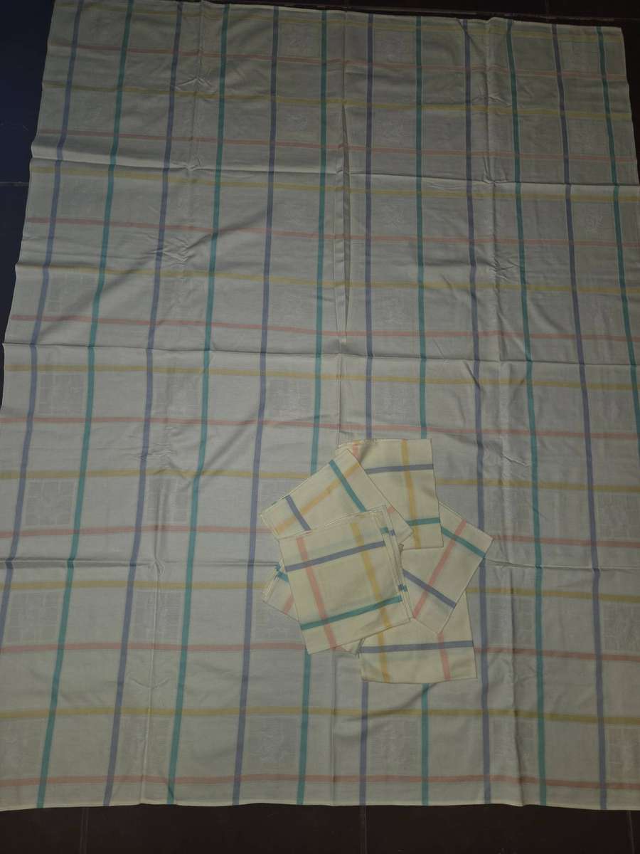 Large Vintage Tablecloth with 6 matching fabric napkins - 1.8m x 1.4m - Perfect condition